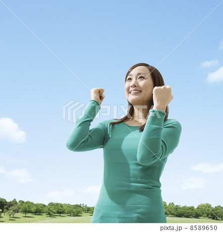 ガッツポーズをする女性 8589650