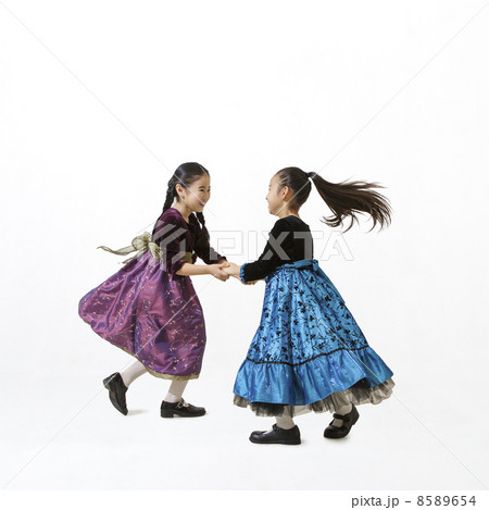 手を繋いで踊る姉妹 8589654