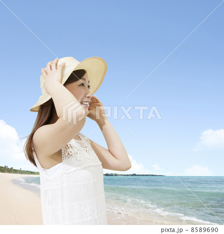 帽子をかぶって海辺に立つ女性 帽子をかぶって海辺に立つ女性 8589690