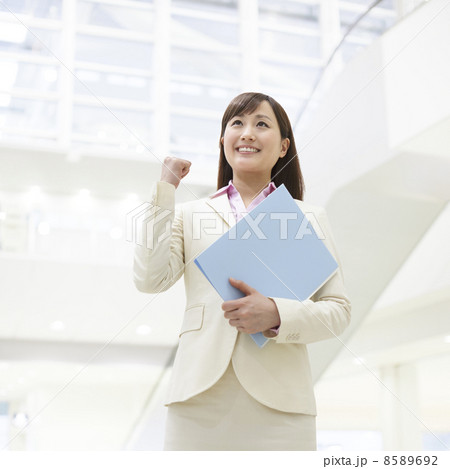 ガッツポーズをする女性 8589692