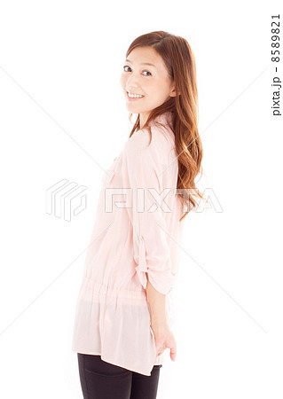 可愛らしく後ろに手を組むお洒落な日本の女性の写真素材 851