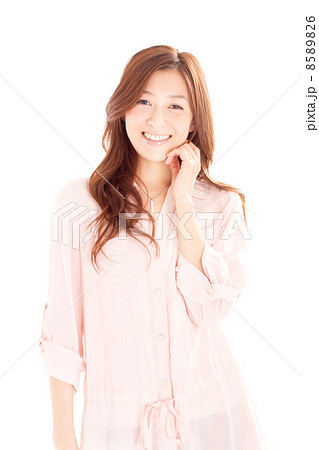 優しい笑顔で見つめるキレイな髪の素敵な女性の写真素材 856