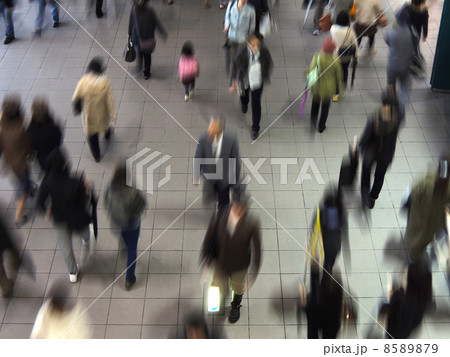 行き交う群衆 ターミナル駅コンコース 8589879