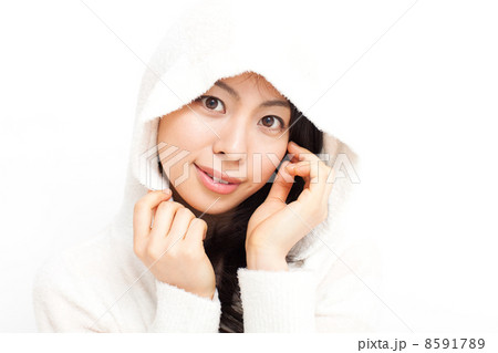 フードを被った女性 8591789