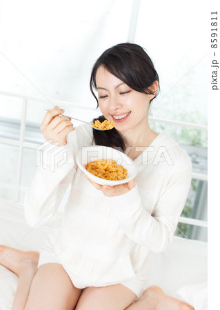コーンフレークを食べる女性 コーンフレークを食べる女性 8591811