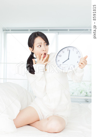 寝坊した女性 8591815