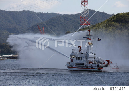 広島港　金輪島前の防艇ひろしま　 8591845