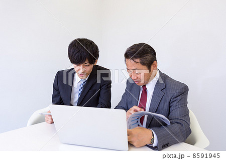 働くビジネスマン 働くビジネスマン 8591945