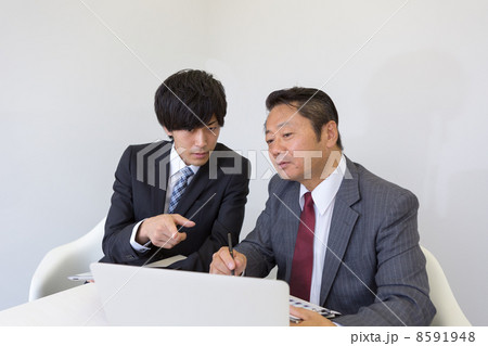 働くビジネスマン 働くビジネスマン 8591948
