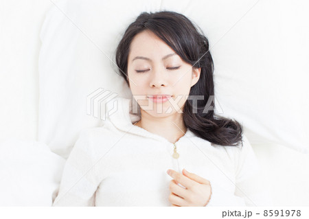 眠る女性 8591978