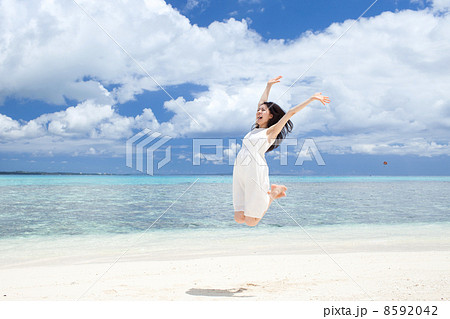 ビーチでジャンプする女性 ビーチでジャンプする女性 8592042