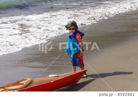 子供用シーカヤックを見ている子供 8592881