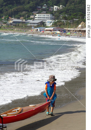 子供用シーカヤックを運ぶ子供 8592882