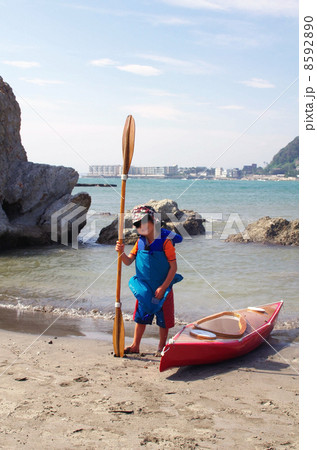 子供用シーカヤックとパドルを持つ子供 子供用シーカヤックとパドルを持つ子供 8592890