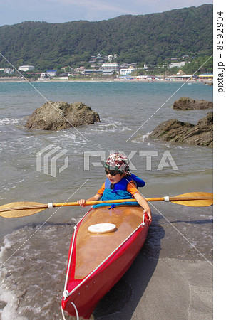 子供用シーカヤックで着艇した子供 8592904