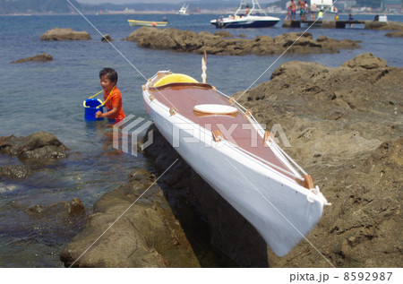 のぞきメガネを持つ子供と手作りシーカヤック のぞきメガネを持つ子供と手作りシーカヤック 8592987