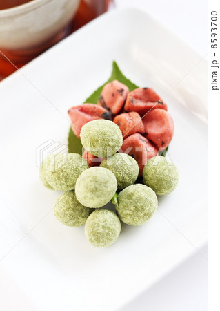 椿の葉に乗せた豆菓子二種類 8593700