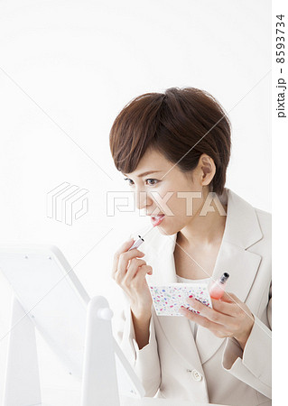 メイク直しをするビジネスウーマン メイク直しをするビジネスウーマン 8593734