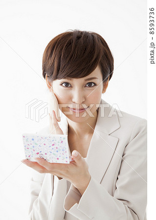 メイク直しをするビジネスウーマン　 8593736