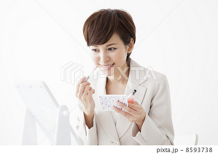 メイク直しをするビジネスウーマン　 8593738