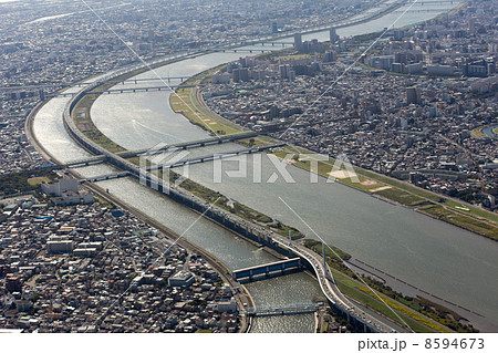 東京都江戸川区を流れる荒川と中川にかかる平井大橋付近を空撮 8594673