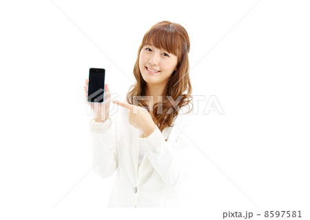 スマートフォンを見せる女性 スマートフォンを見せる女性 8597581
