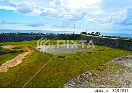 世界遺産・座喜味城跡の「一の郭」(沖縄県中頭郡読谷村) 世界遺産・座喜味城跡の「一の郭」(沖縄県中頭郡読谷村) 8597938