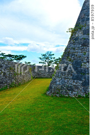 世界遺産・座喜味城跡の「二の郭」(沖縄県中頭郡読谷村) 世界遺産・座喜味城跡の「二の郭」(沖縄県中頭郡読谷村) 8597939