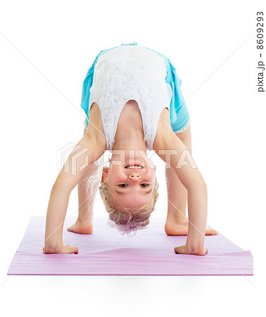 kid girl on yoga 8609293