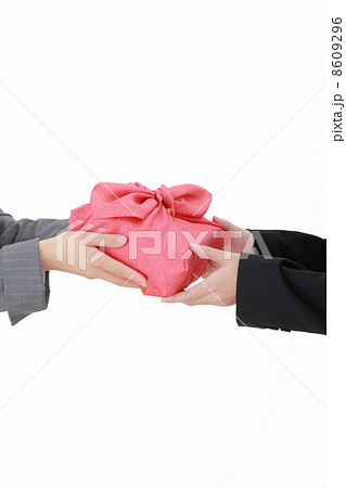 風呂敷包みを渡す手 風呂敷包みを渡す手 8609296
