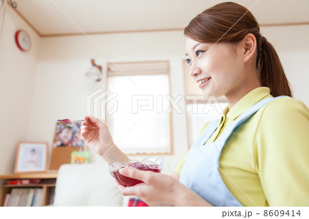 若い女性介護士　食事介助 8609414