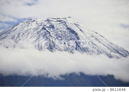 富士山の初冠雪 8611646