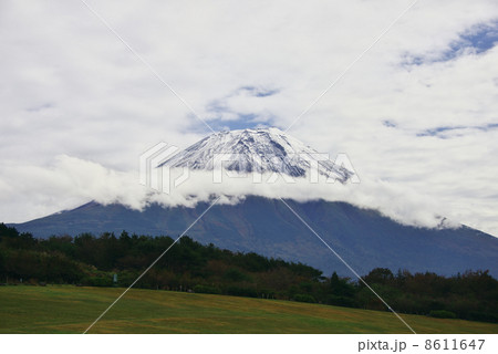富士山の初冠雪 8611647