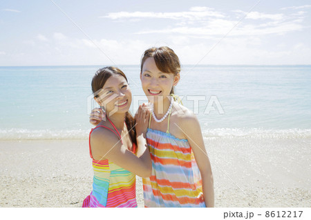ビーチの女性 8612217