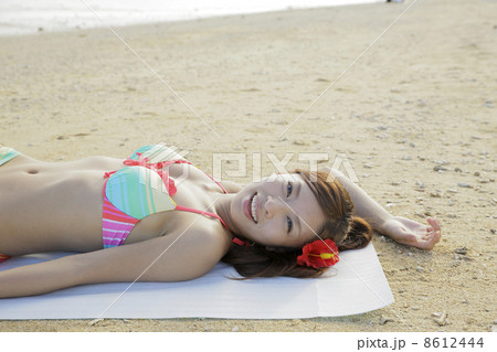 ビーチの女性の写真素材 [8612444] - PIXTA