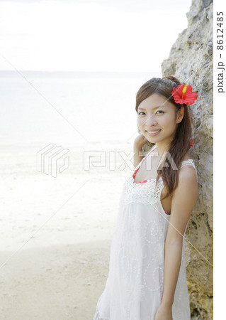 ビーチの女性 8612485