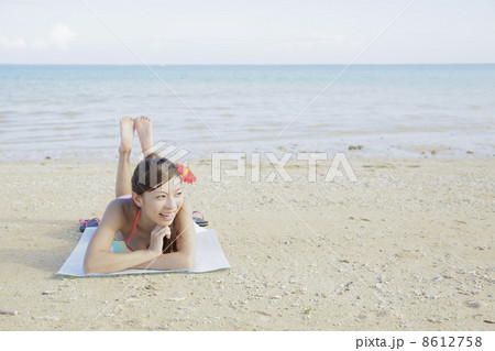 ビーチの女性 8612758