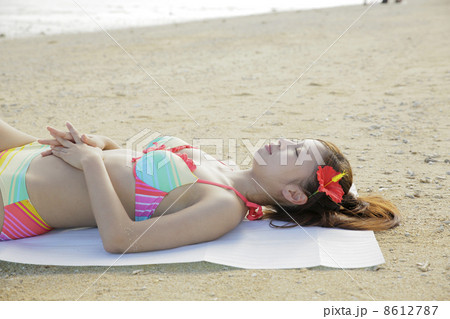 ビーチの女性 8612787