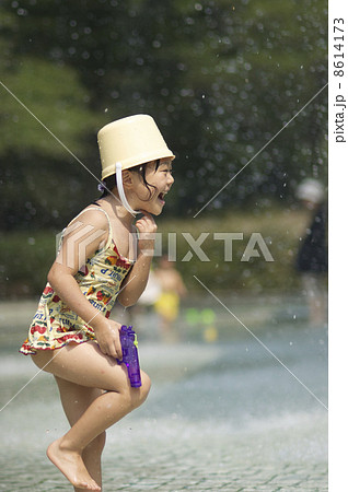 女の子の水遊び 女の子の水遊び 8614173