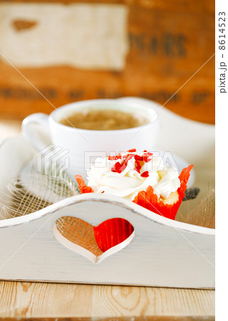 red festive muffin and coffe, on wooden tray 8614523