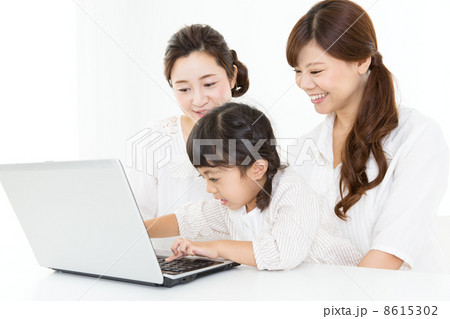 パソコンを使う親子とママ友 8615302