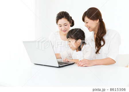 パソコンを使う親子とママ友 パソコンを使う親子とママ友 8615306