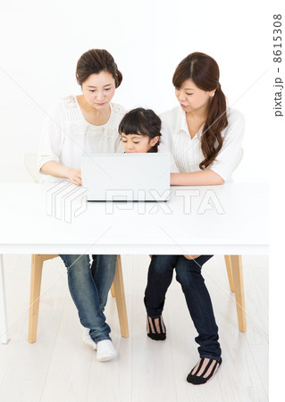 パソコンを使う親子とママ友 8615308