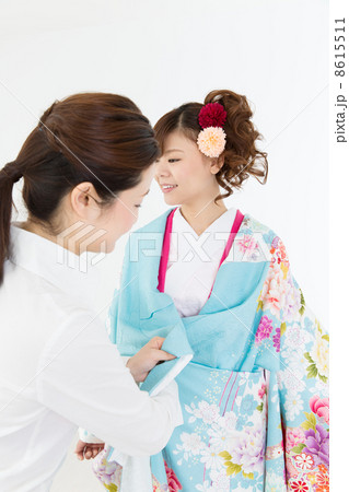 着付け中の女性 着付け中の女性 8615511