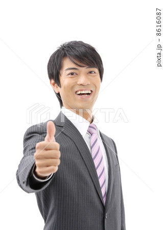 サムズアップをするビジネスマン サムズアップをするビジネスマン 8616087