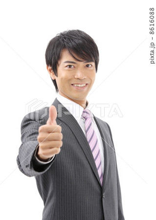 サムズアップをするビジネスマン 8616088
