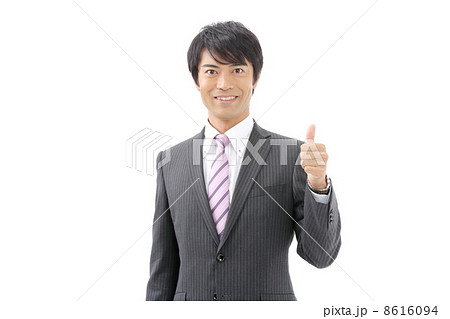 サムズアップをするビジネスマン 8616094
