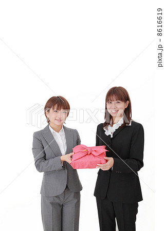 風呂敷包みを持つ２人の女性 8616619