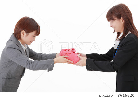 風呂敷包みを渡すビジネスウーマン 風呂敷包みを渡すビジネスウーマン 8616620