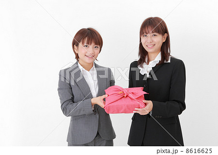 風呂敷包みを渡すビジネスウーマン 風呂敷包みを渡すビジネスウーマン 8616625